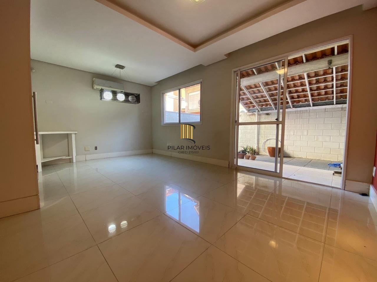 Casa em condomínio com pátio e 3 dorms no Ecoville