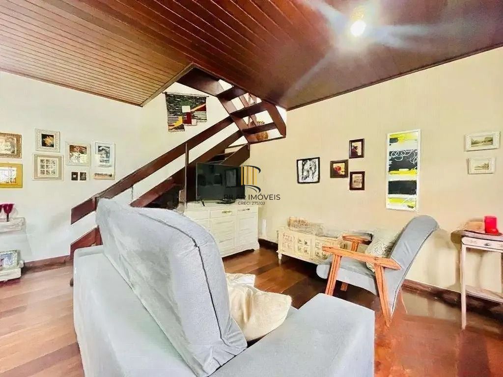 Casa térrea com 307m², 3 dormitórios, 2 suítes, 3 vagas.