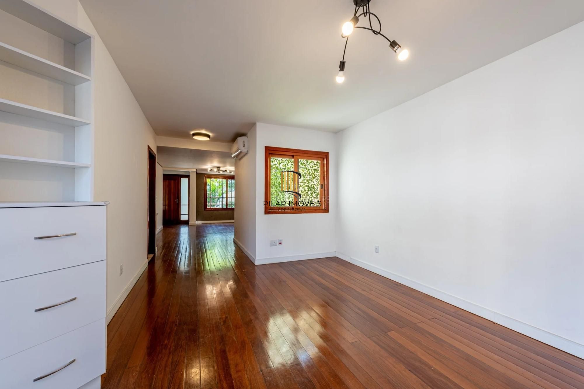 Casa em condomínio com 3 dormitórios, suíte e 2 vagas.