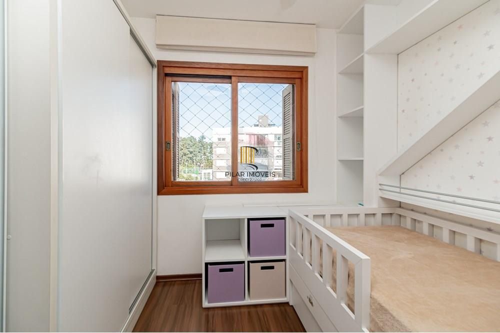 Apartamento com 3 dormitórios (sendo 1 suíte), 2 banheiros, lareira, churrasqueira e 2 vagas de garagem.