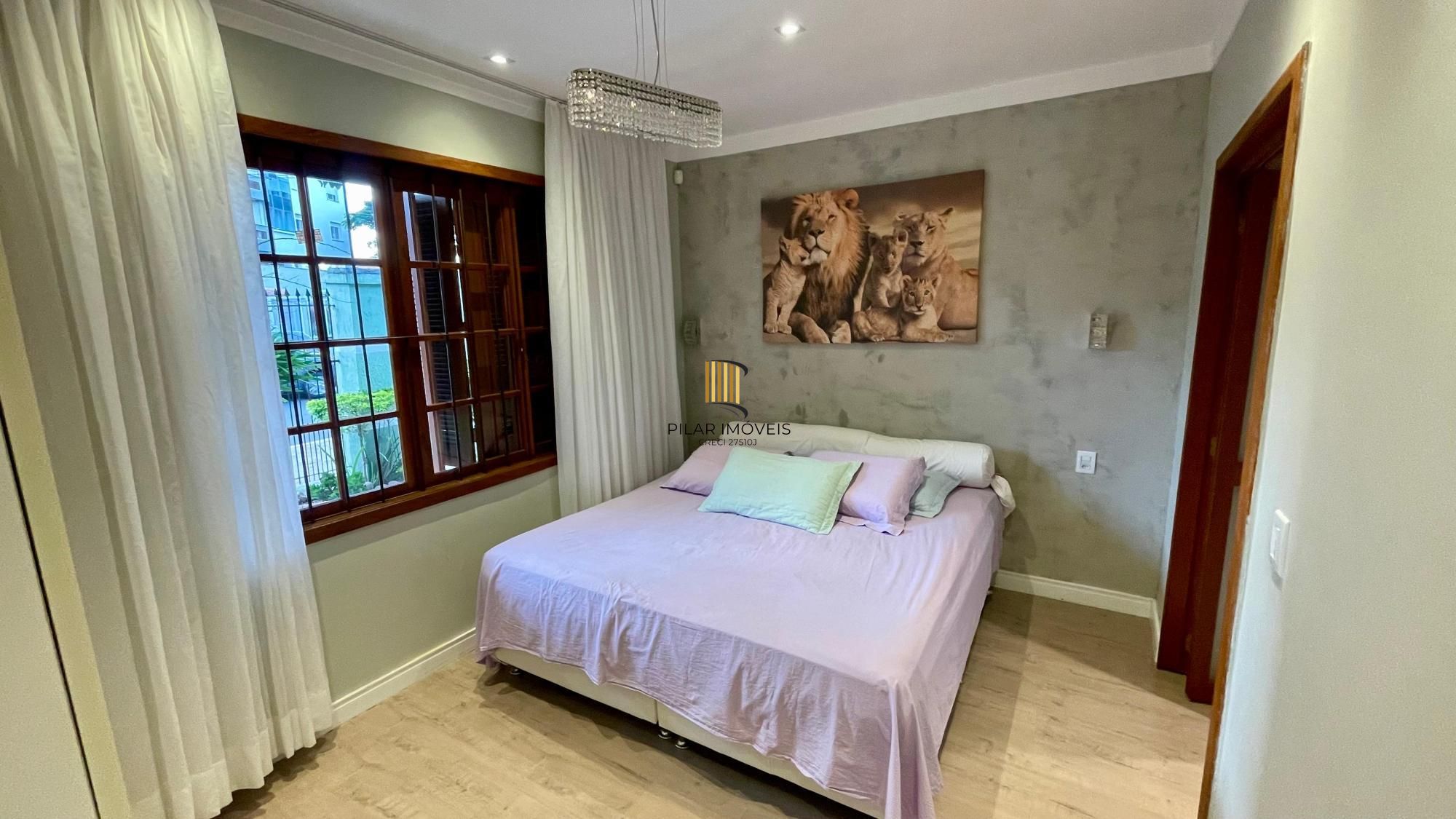 Casa térrea 100% mobiliada com 3 dormitórios, suíte, piscina e 3 vagas.