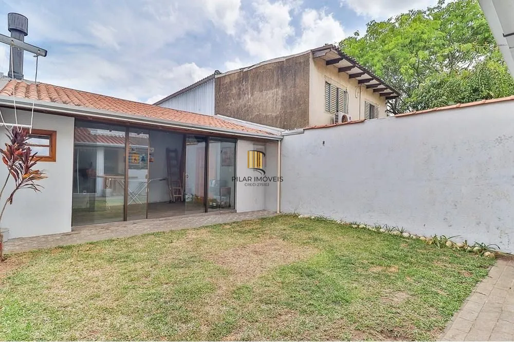 Casa térrea com 2 dormitórios, lavabo, espaço gourmet e 2 vagas.