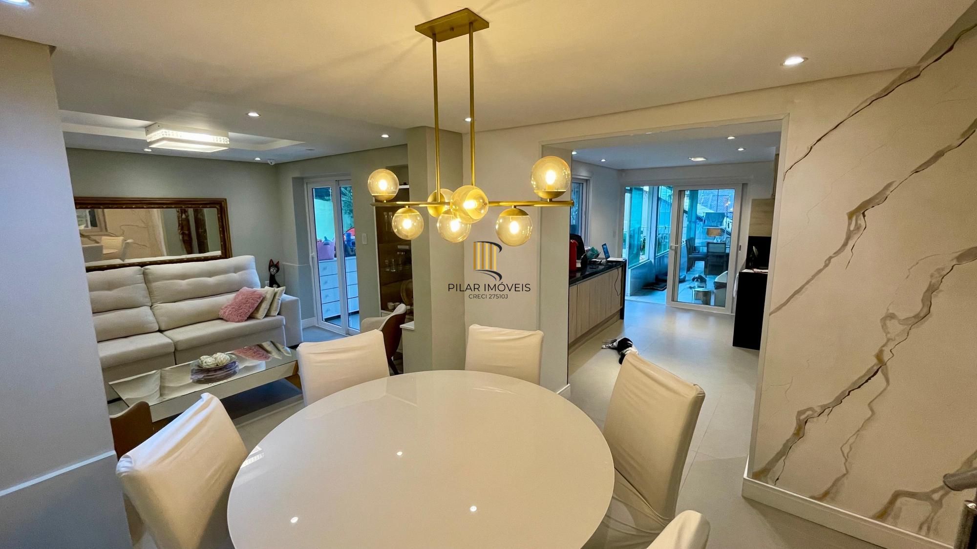 Casa térrea 100% mobiliada com 3 dormitórios, suíte, piscina e 3 vagas.