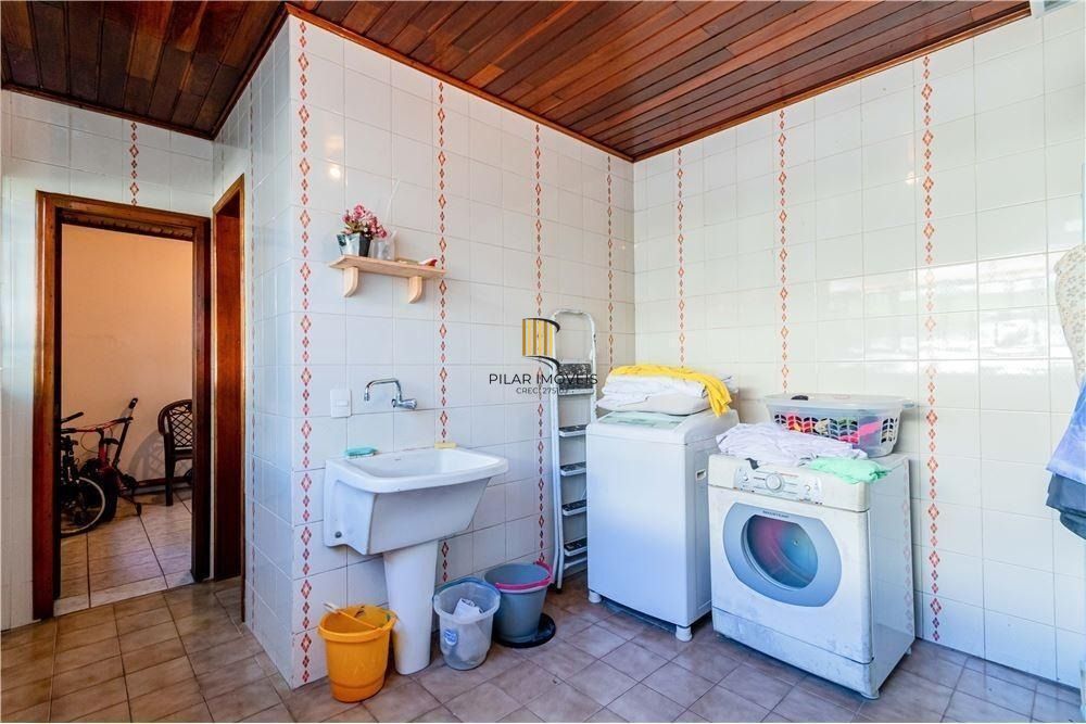 Ampla casa com 4 Dormitórios e Pátio na Zona Norte