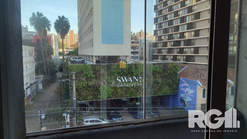 Apartamento a venda com 3 dormitórios, com sacada, de frente. Rua 24 de Outubro Auxiliadora.