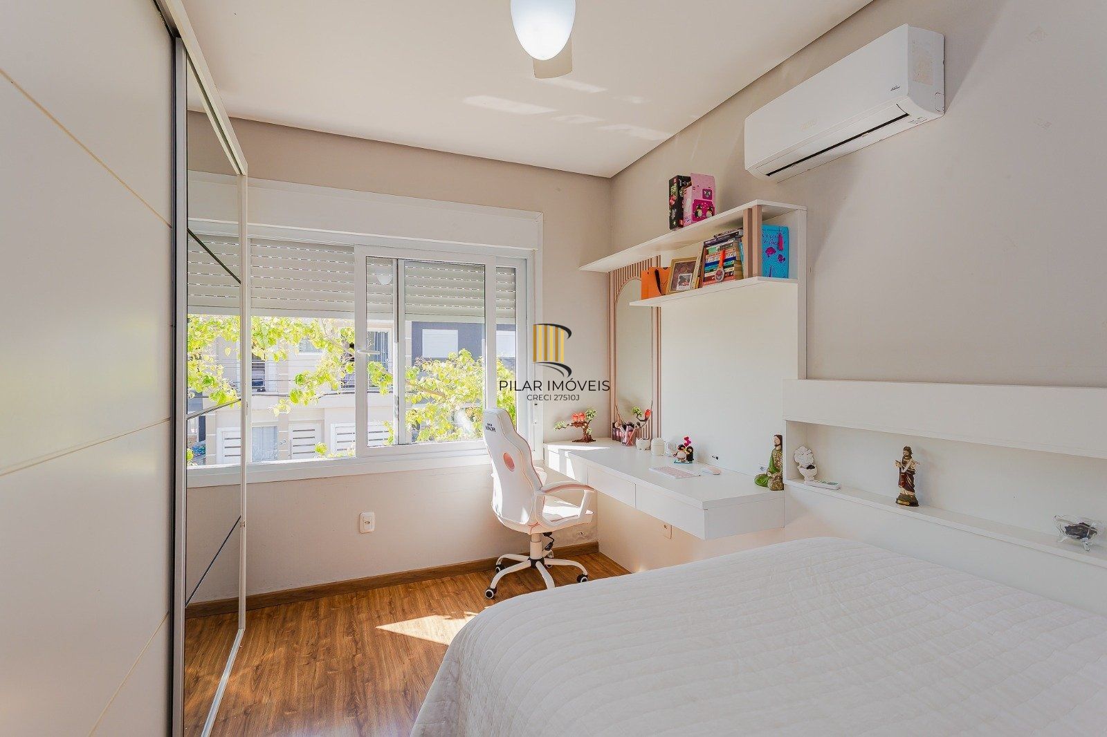 Casa de alto padrão com elevador e piscina acessível em condomínio no Passo das Pedras