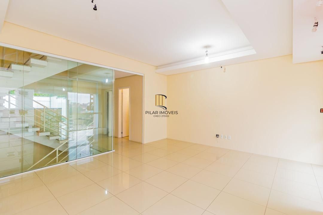 Casa com 3 dormitórios, suíte, lavabo e amplo pátio.