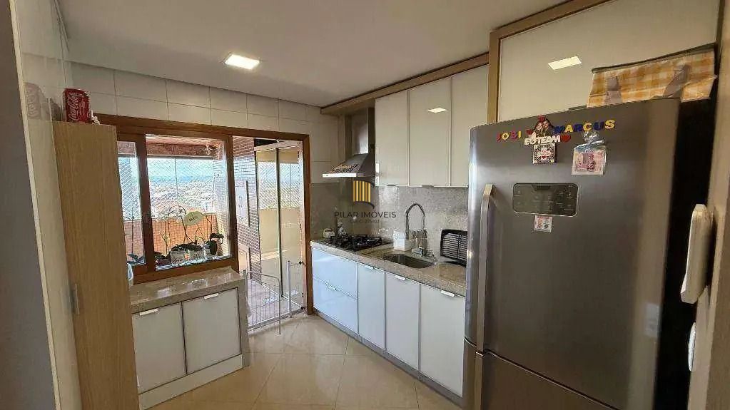 Cobertura com 4 dormitórios, 2 suítes, lavabo e 3 vagas de garagem.