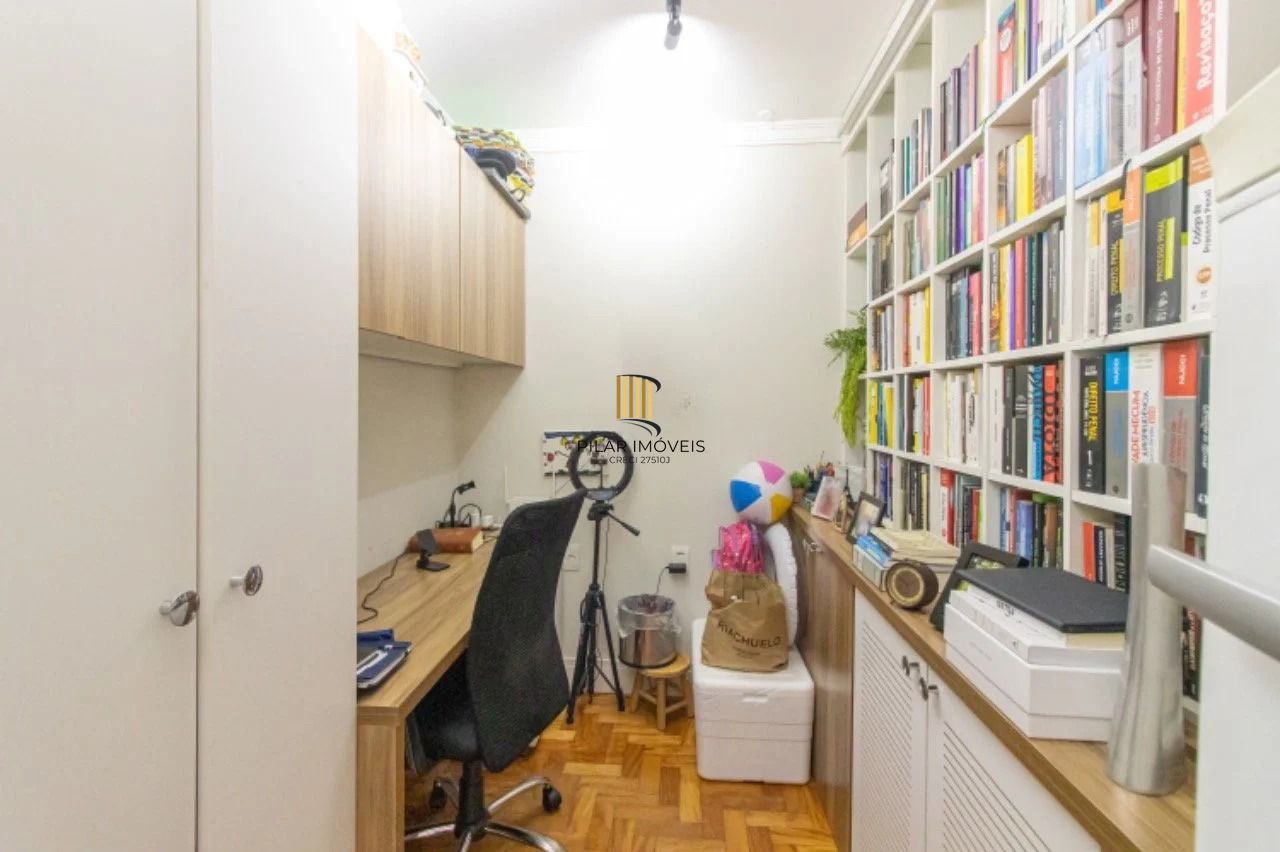 Apartamento com 3 dormitórios, 2 banheiros sociais e 2 vagas.