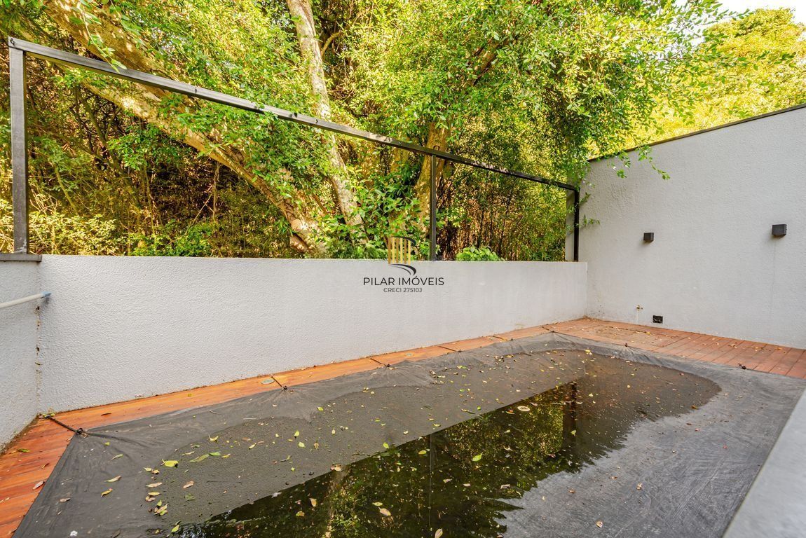 Casa em condomínio com piscina e salão privativo na Vila Nova