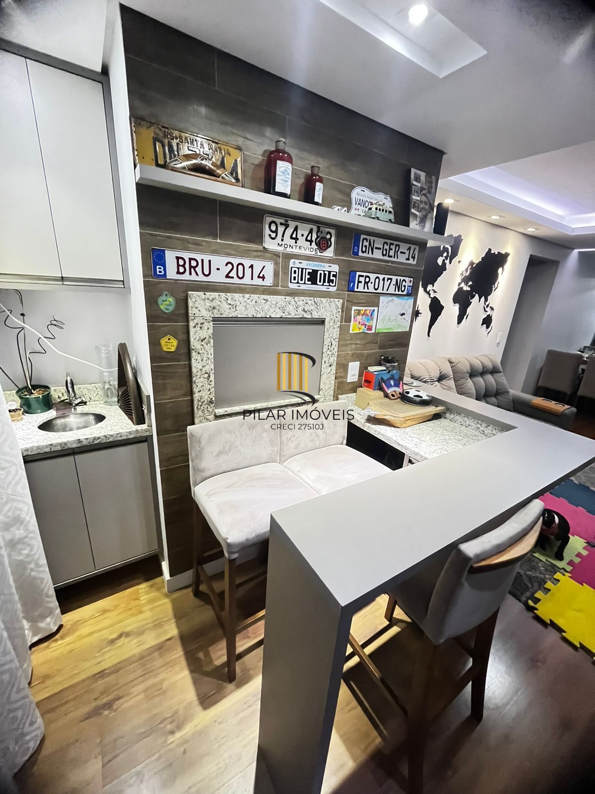 Apartamento mobiliado 2 dormitórios com suíte e 2 vagas em Petrópolis Poa