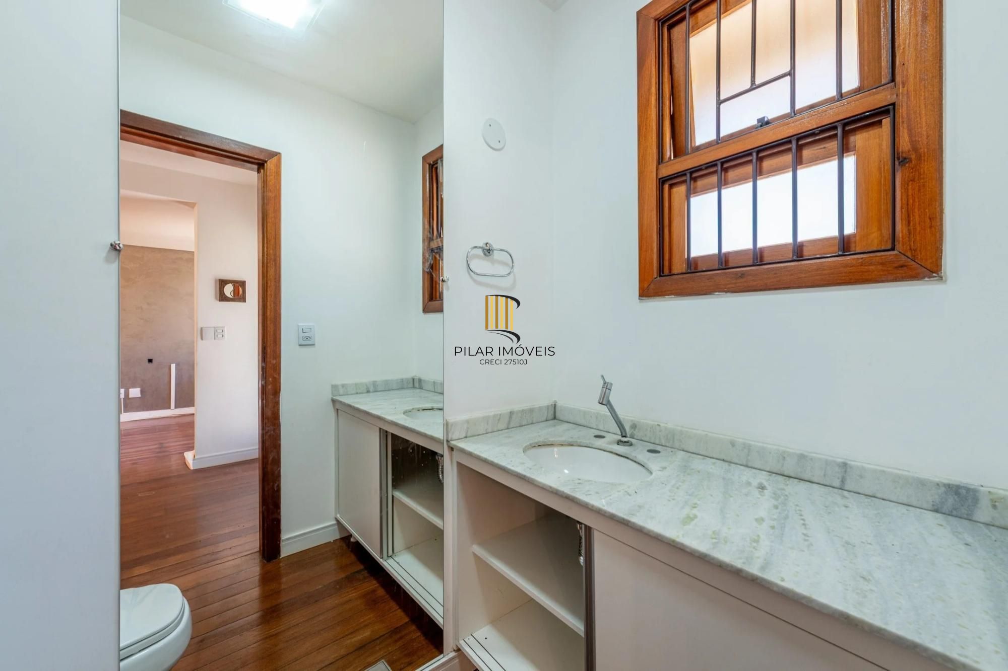 Casa em condomínio com 3 dormitórios, suíte e 2 vagas.