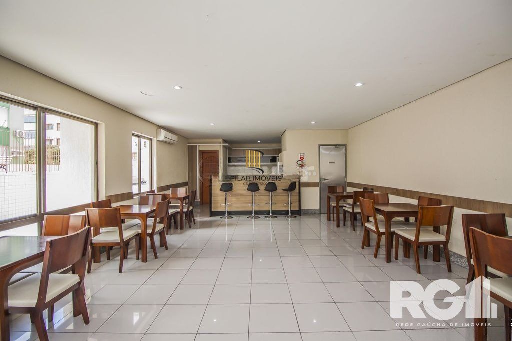 Apartamento com 3 dormitórios, 1 suíte, lavabo, 2 vagas cobertas, semimobiliado, churrasqueira e lareira.