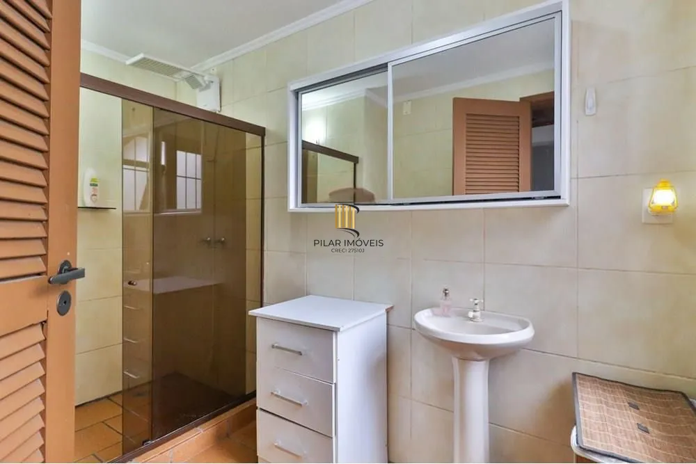 Casa térrea com 2 dormitórios, lavabo, espaço gourmet e 2 vagas.
