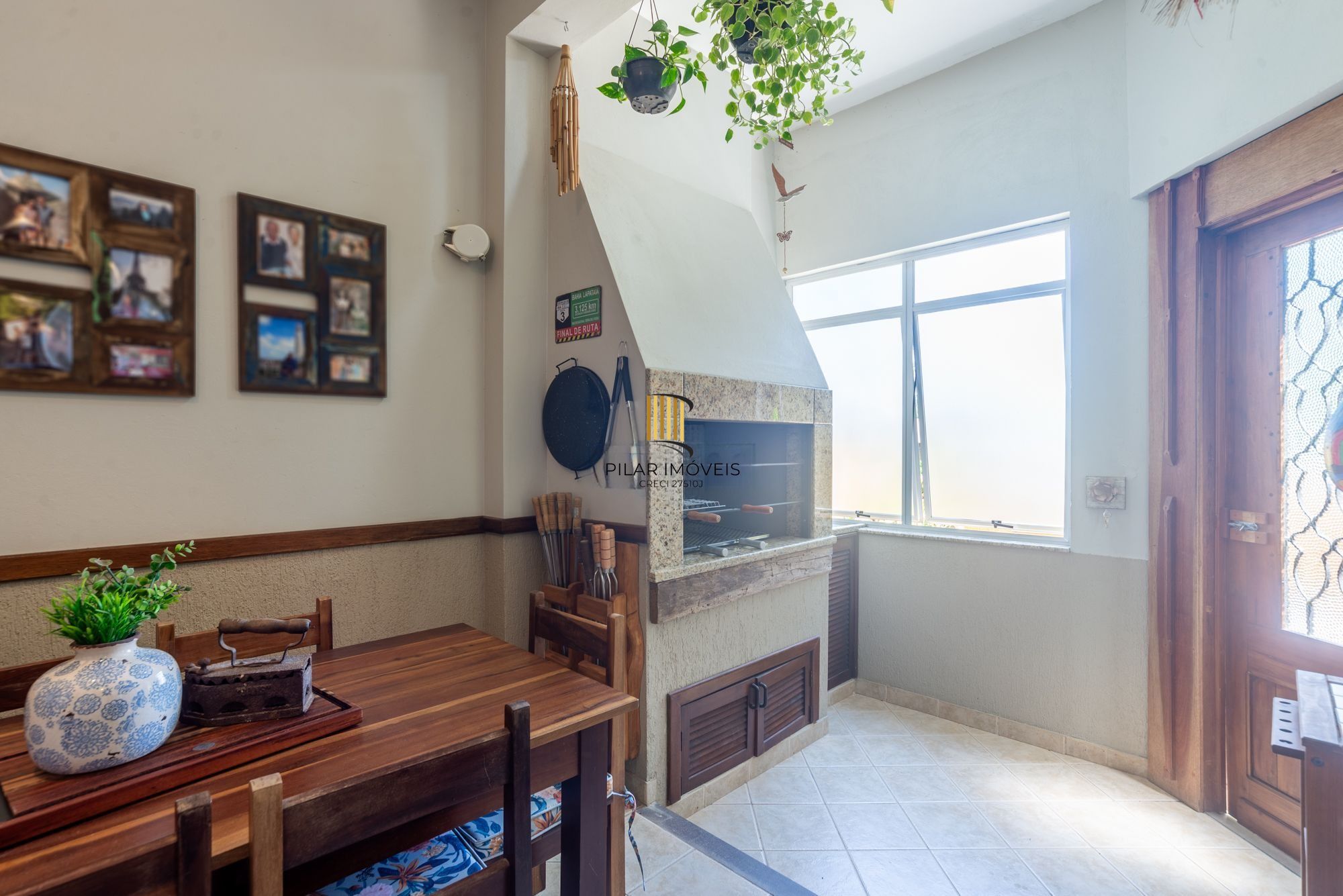 Casa térrea com 4 dormitórios, 2 suítes e 3 vagas.