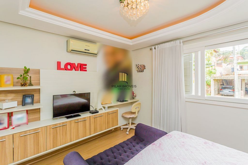 Casa em Condomínio com 3 dormitórios, suíte e 2 vagas cobertas.