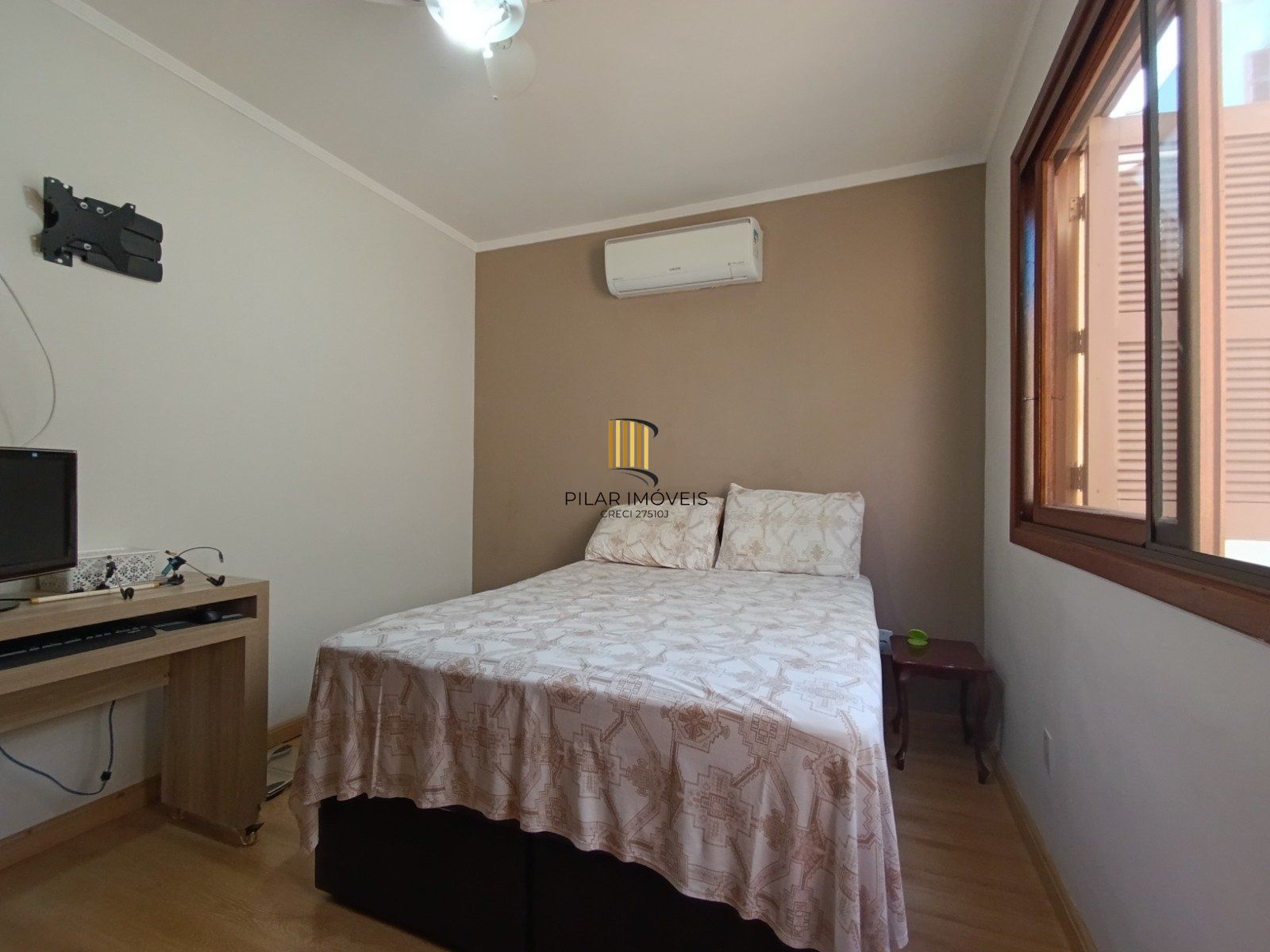 Apartamento de 2 dormitórios com suíte, sacada e churrasqueira.