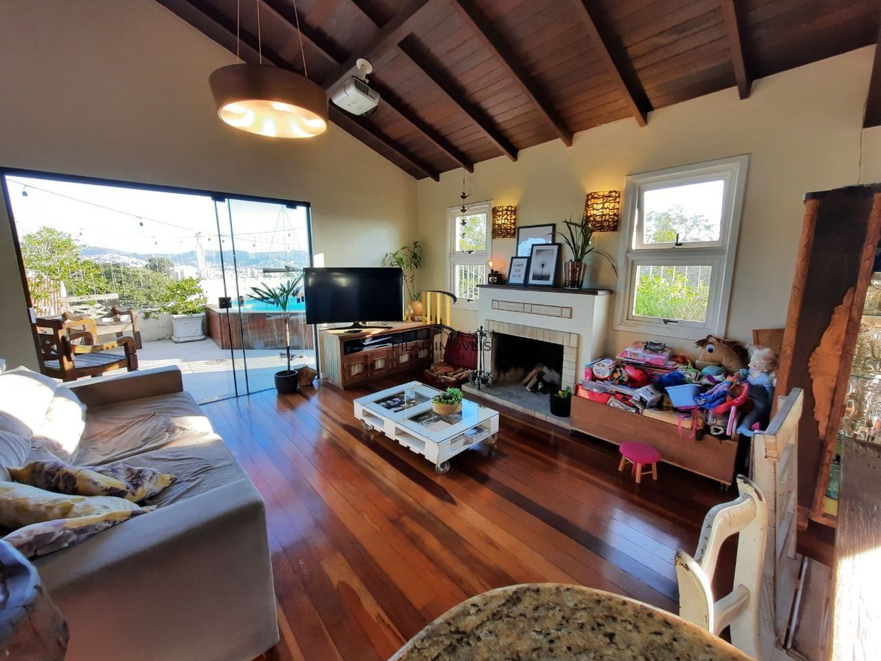 Cobertura com 3 dormitórios, suíte, piscina e churrasqueira.