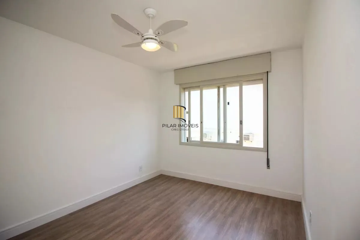 Apartamento com 2 dormitórios, banheiro auxiliar e 2 vagas cobertas.