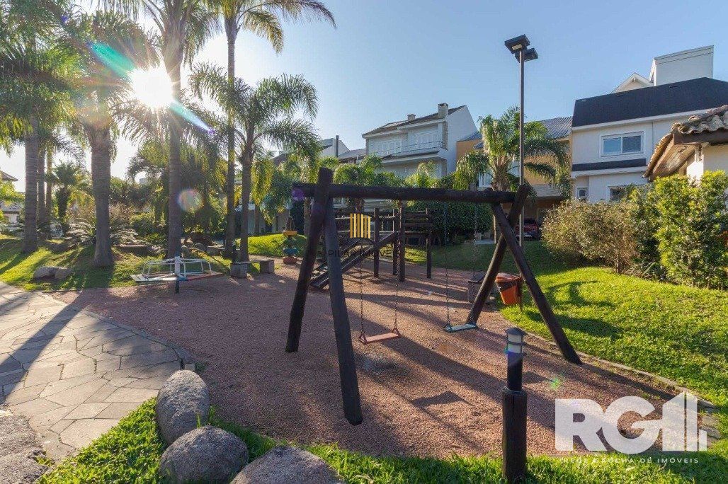 Casa em Condomínio com 3 Suítes, Espaço Gourmet e 5 Vagas de Garagem