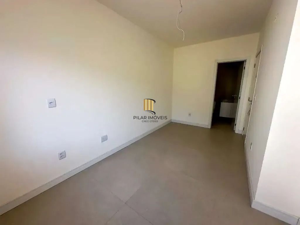 Casa com 3 dormitórios, suíte, churrasqueira, lareira e 2 vagas de garagem.