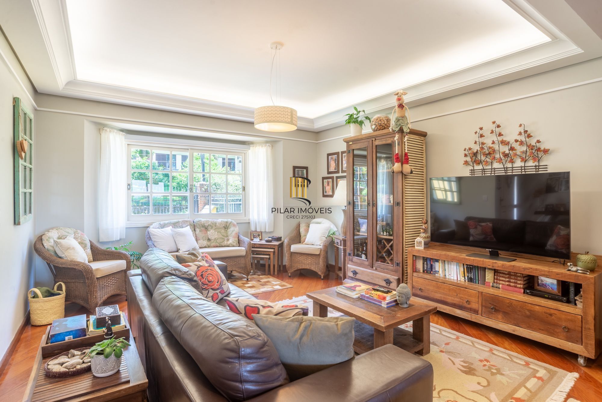 Casa térrea com 4 dormitórios, 2 suítes e 3 vagas.