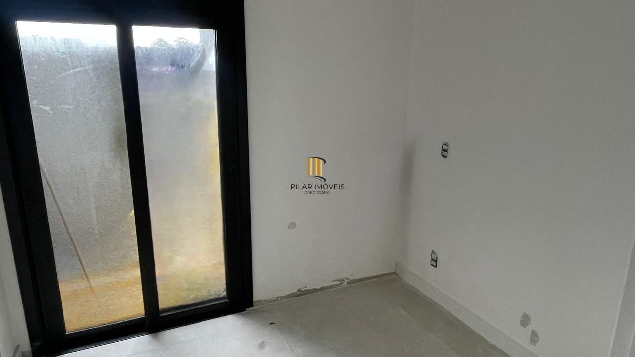Casa em condomínio com 3 dormitórios, 2 suítes, churrasqueira, lareira e 2 vagas.