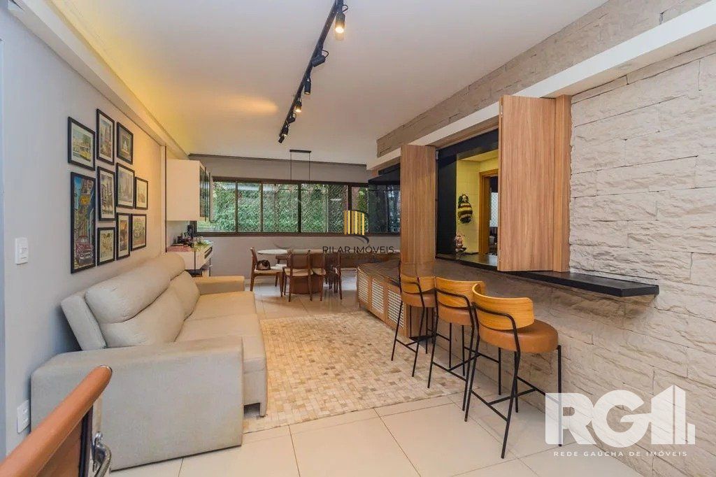 Apartamento com 94m², 3 quartos, 1 suíte, 2 vagas, no bairro Cristo Redentor em Porto Alegre..