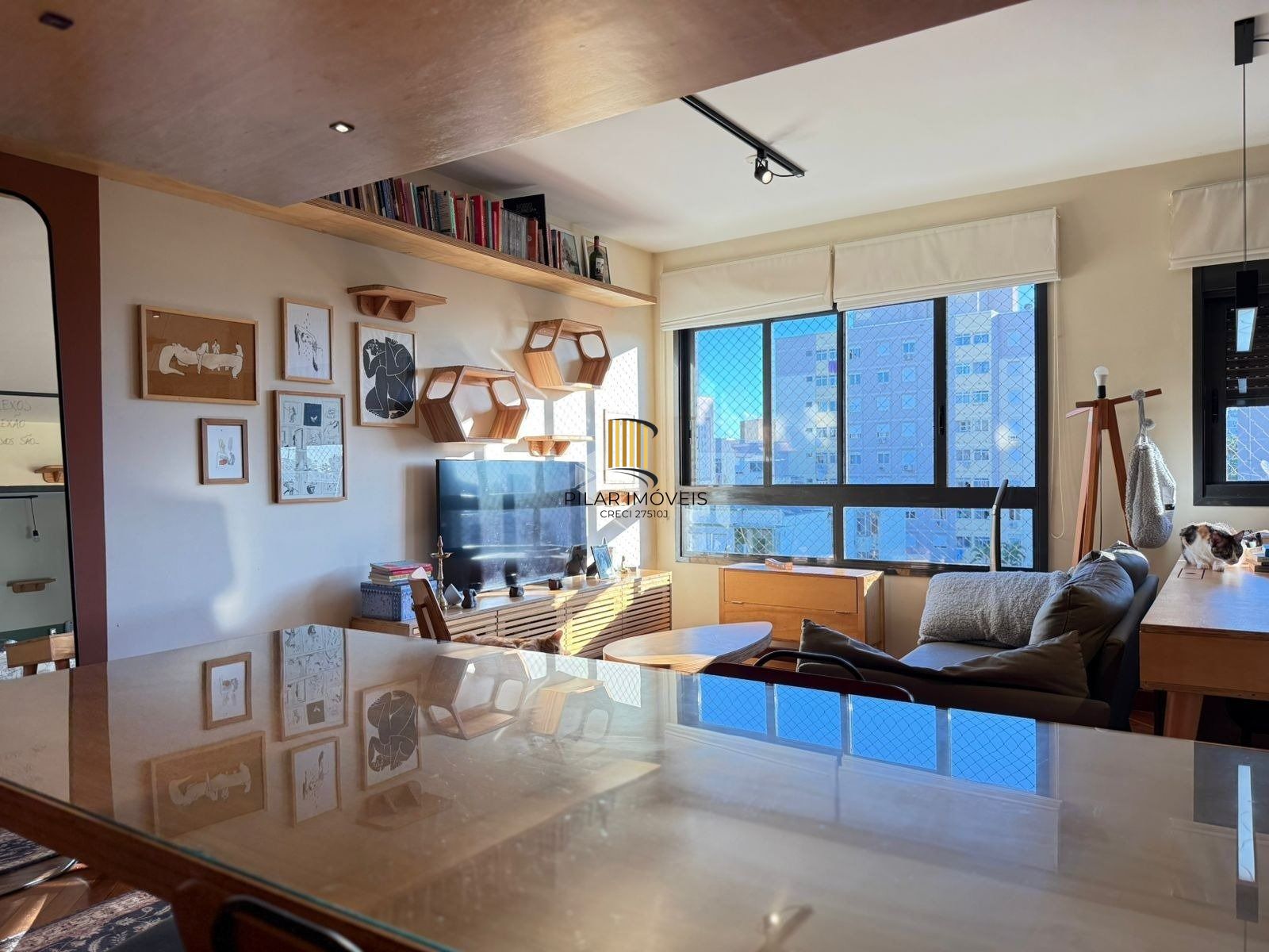 Apartamento com 2 dormitórios, suíte e churrasqueira.