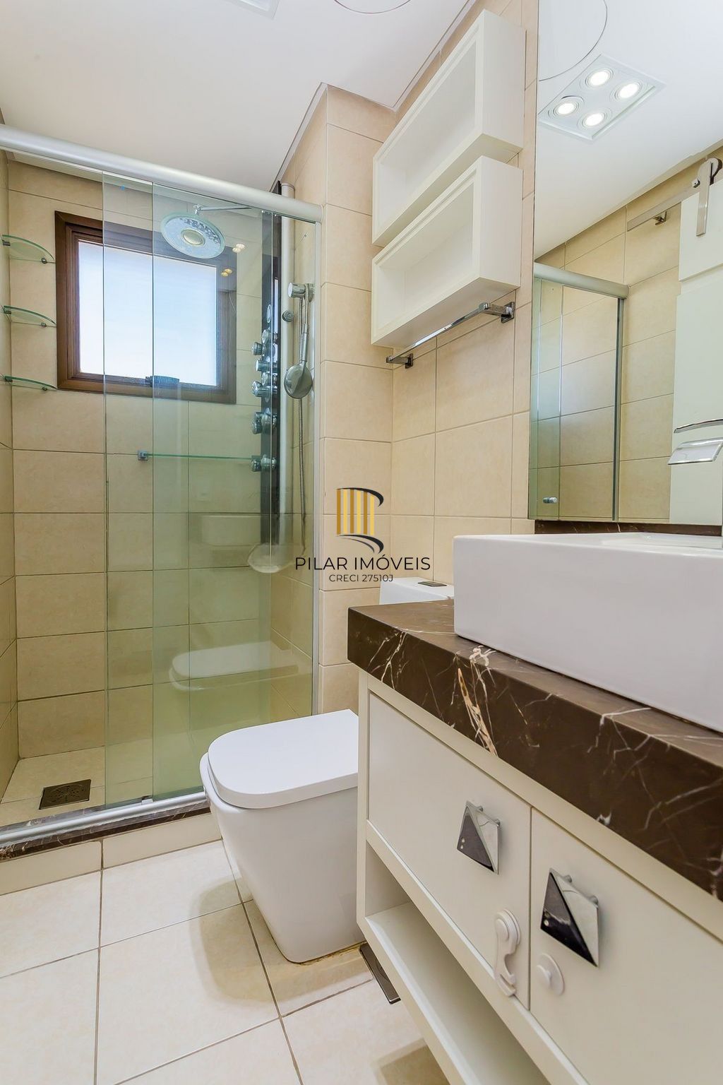 Apartamento mobiliado com lareira, suíte e sacada com vista definida
