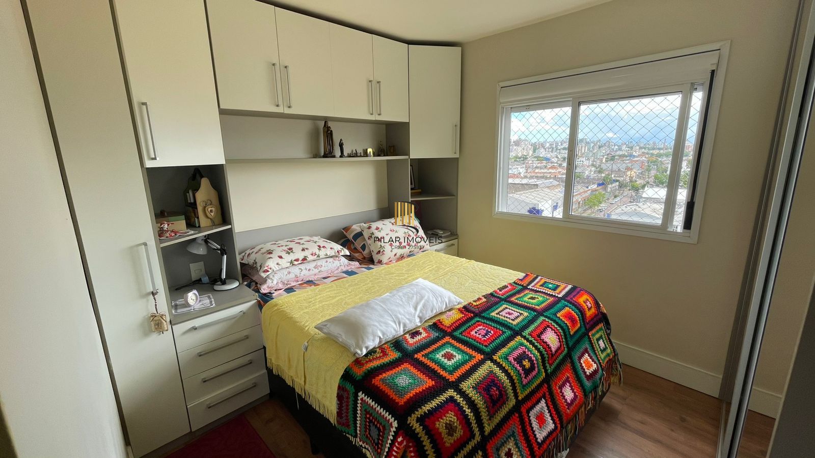 Apartamento com vista para o Guaíba e sacada ampla no Rossi Fiateci