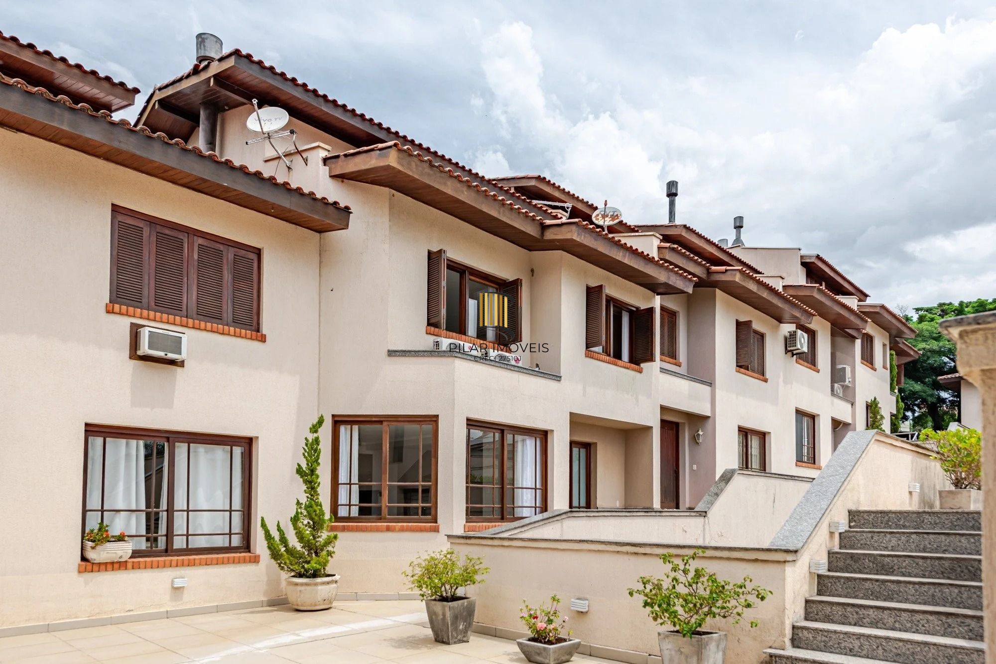 Casa em condomínio com 3 dormitórios, suíte e 3 vagas.