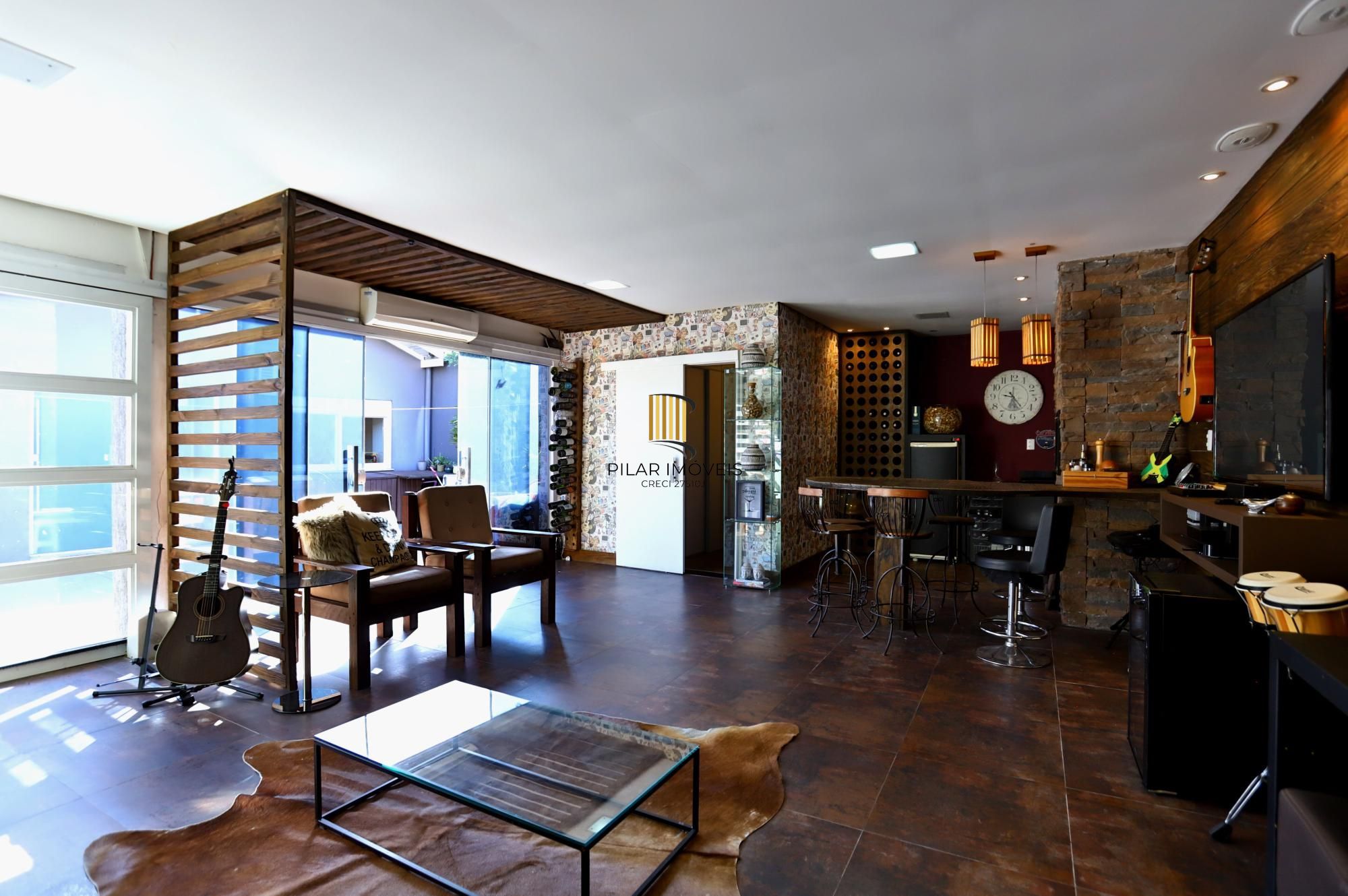 Casa mobiliada com suíte, patio e espaço gourmet completo