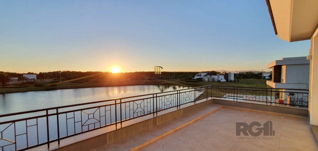 Casa em condomínio fechado de luxo a beira-mar, no centro de Capão da Canoa/RS.