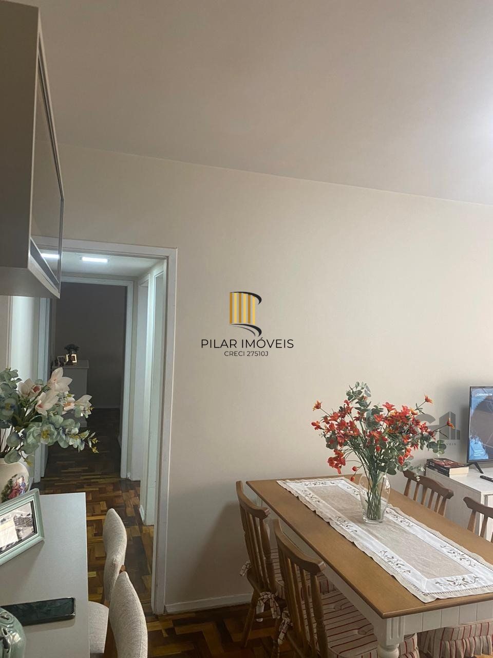 Vende-se apartamento impecável de 2 dormitórios