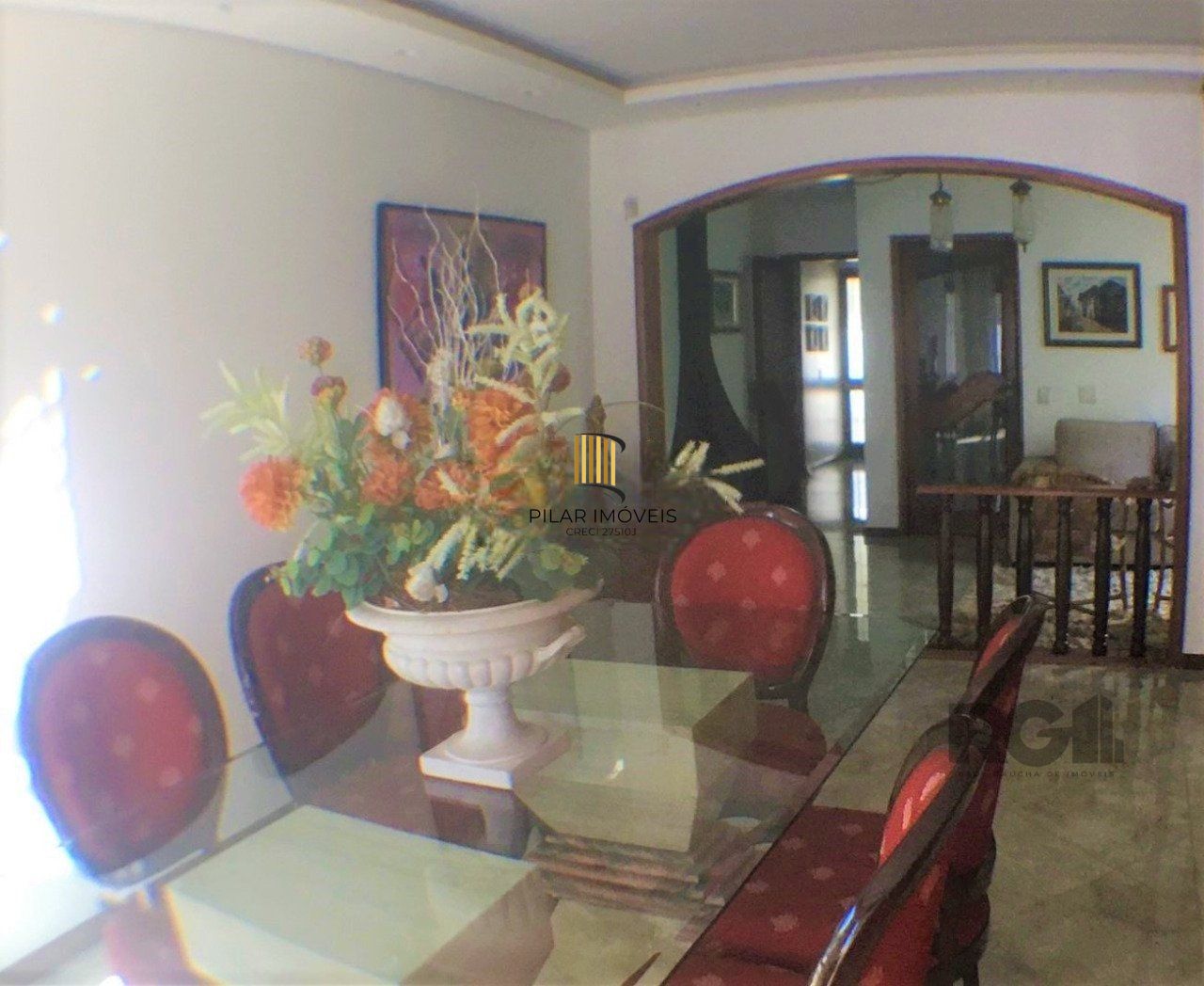 Casa com 3 dormitórios, localizada no bairro Jardim Itu em Porto Alegre/RS. 