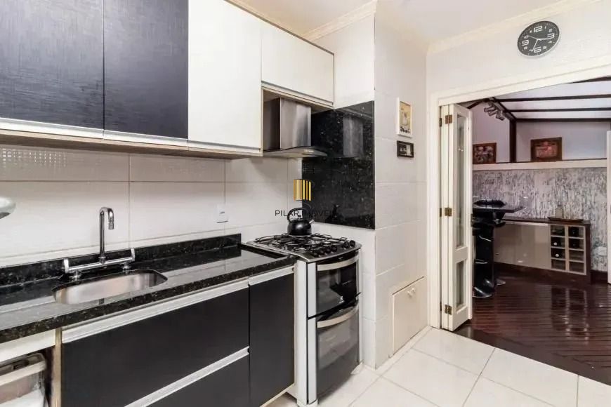 Casa com 214m², localizado no bairro Vila Jardim em Porto Alegre/RS.