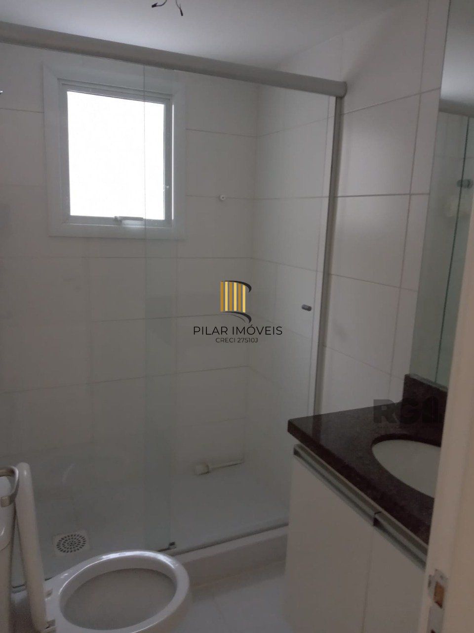Apartamento com TERRAÇO,  localizado num dos mais sofisticados bairros de Porto Alegre, bairro Rio Branco. Apartamento totalmente mobiliado.