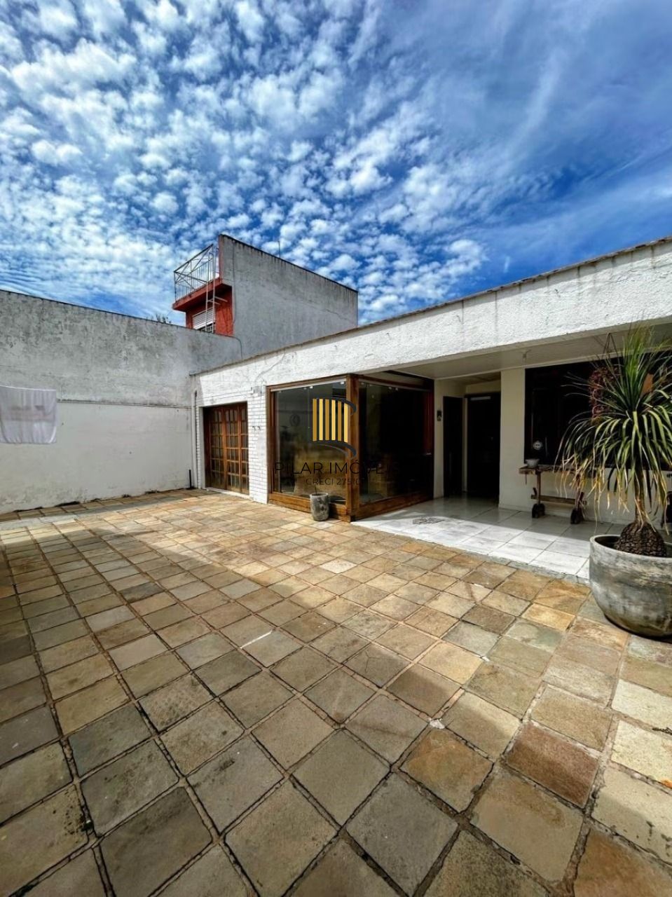 Casa com 170m², localizada no bairro Vila Ipiranga em Porto Alegre/RS.