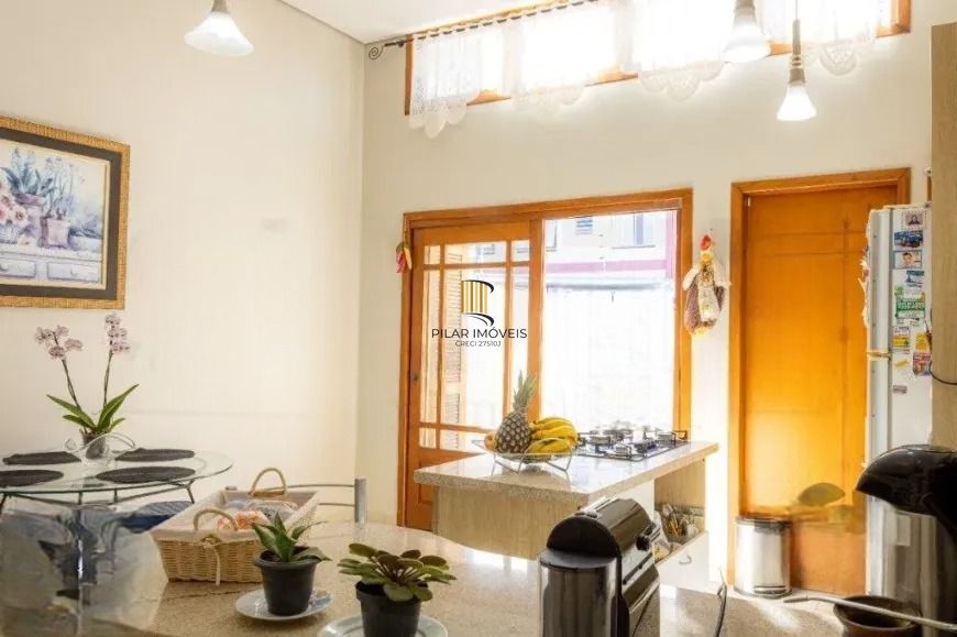 Casa com 111m², localizado no bairro Partenon em Porto Alegre/RS.