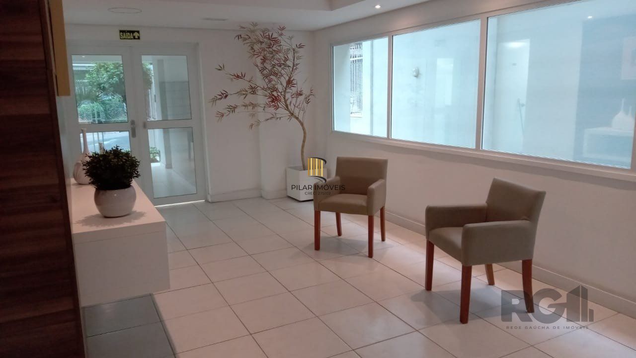 Apartamento com TERRAÇO,  localizado num dos mais sofisticados bairros de Porto Alegre, bairro Rio Branco. Apartamento totalmente mobiliado.