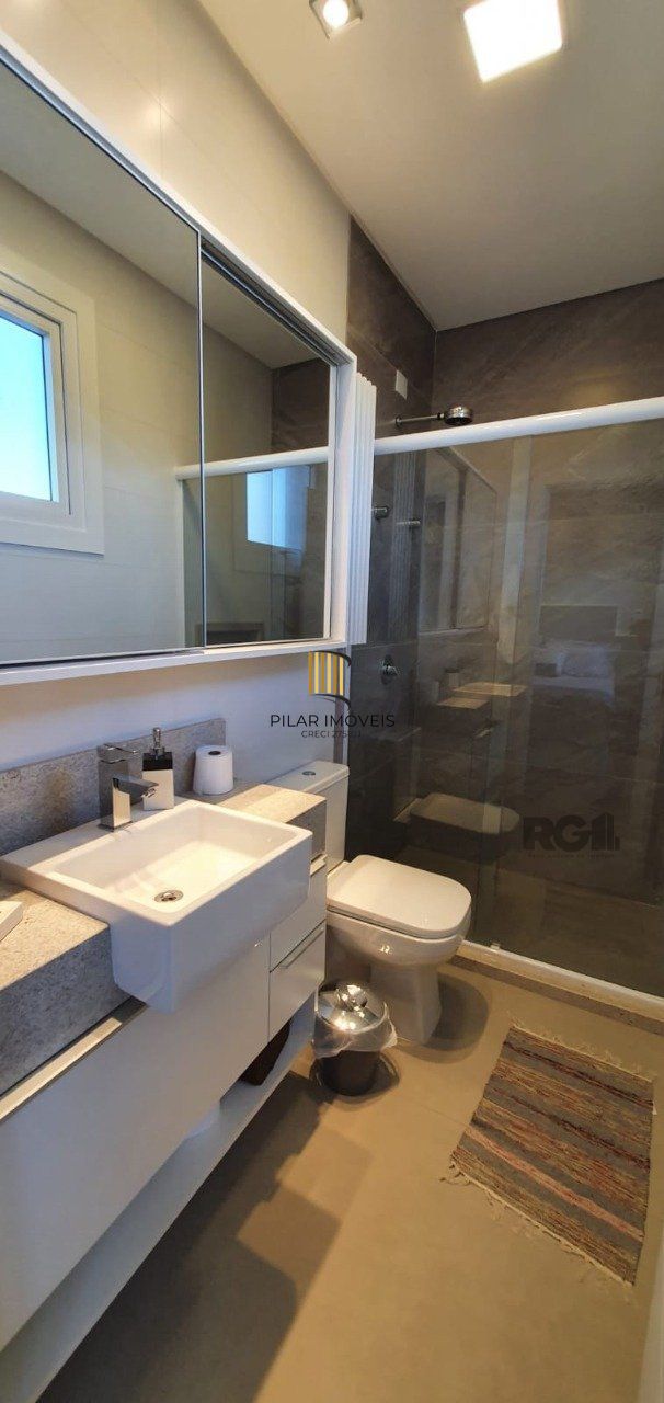 Casa em condomínio fechado de luxo a beira-mar, no centro de Capão da Canoa/RS.