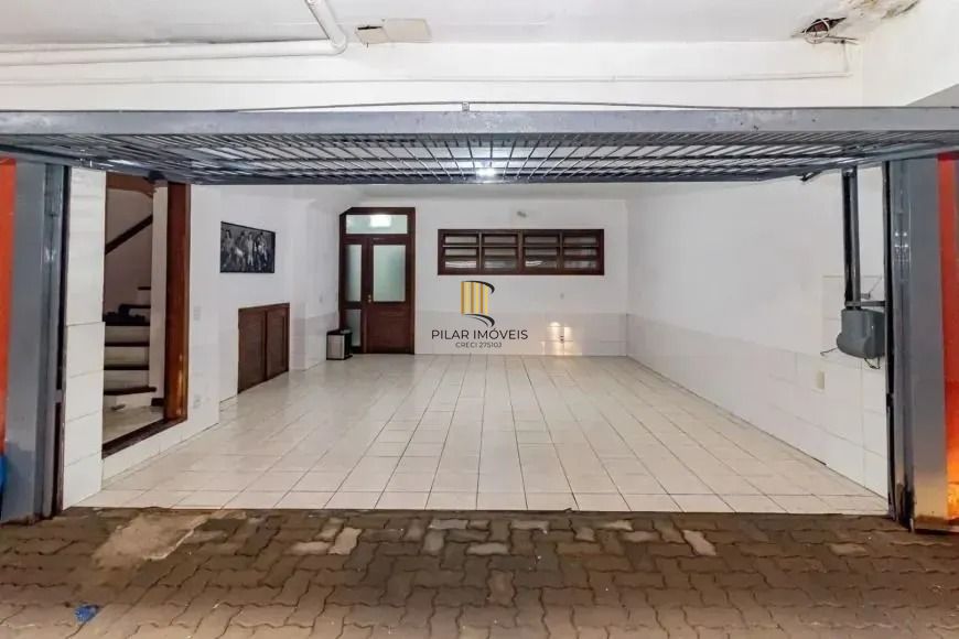 Casa com 214m², localizado no bairro Vila Jardim em Porto Alegre/RS.