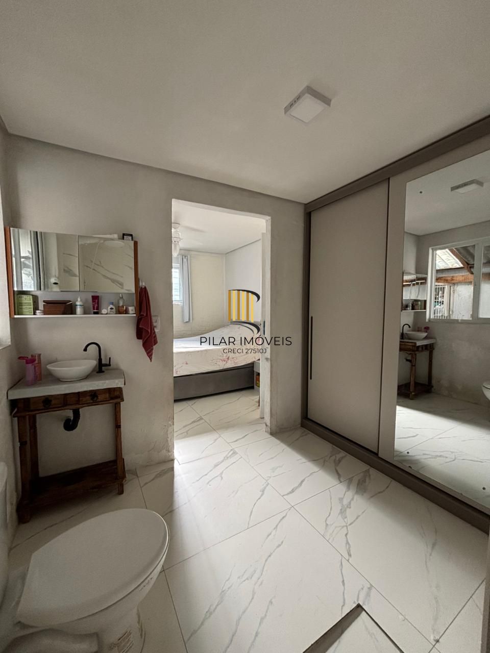 Casa com 177m², localizado no bairro Azenha em Porto Alegre/RS.