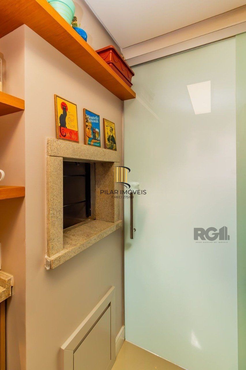 Apartamento localizado no bairro Passo da Areia em Porto Alegre/RS. 