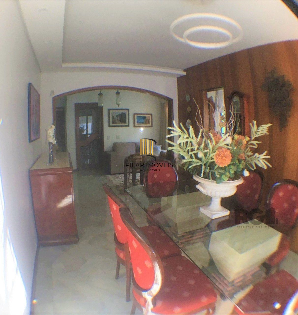 Casa com 3 dormitórios, localizada no bairro Jardim Itu em Porto Alegre/RS. 