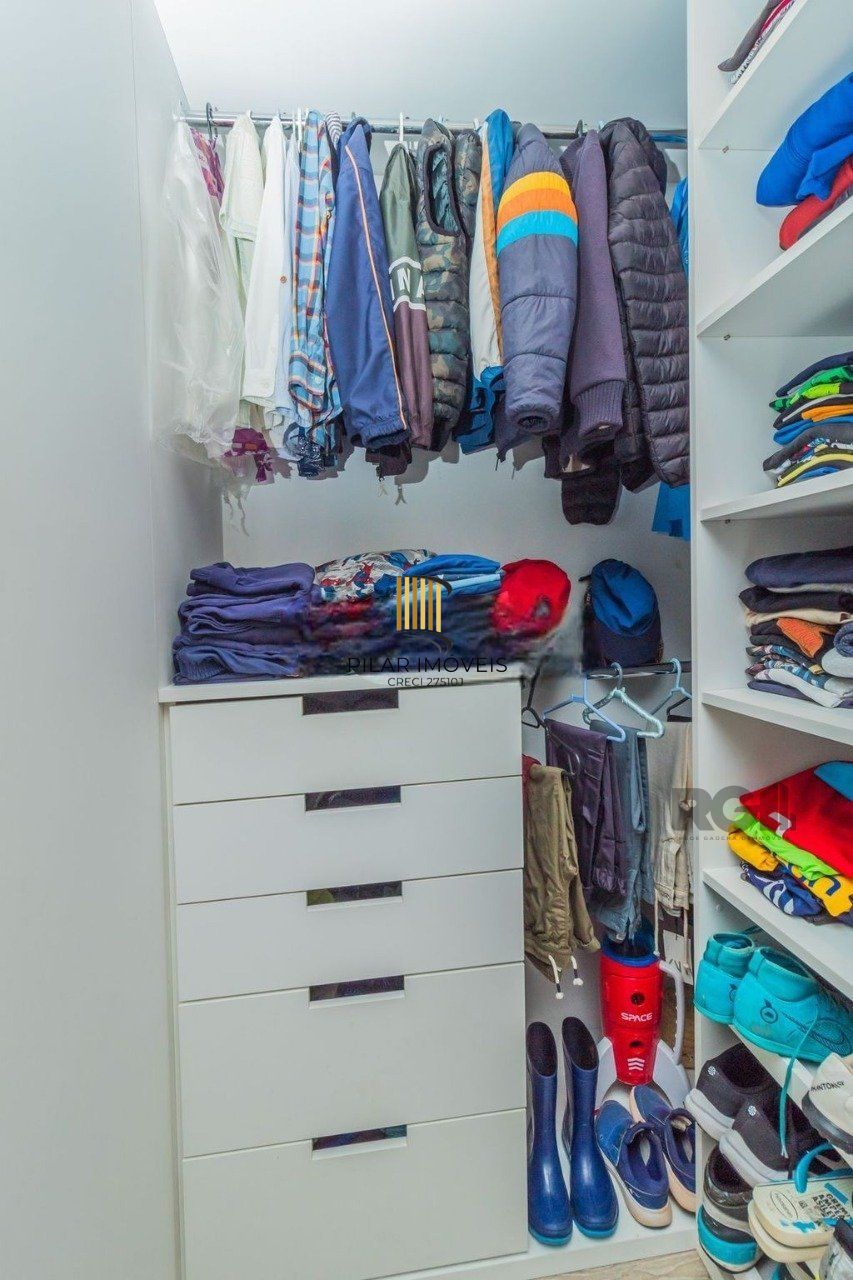 Apartamento localizado no bairro Passo da Areia em Porto Alegre/RS. 