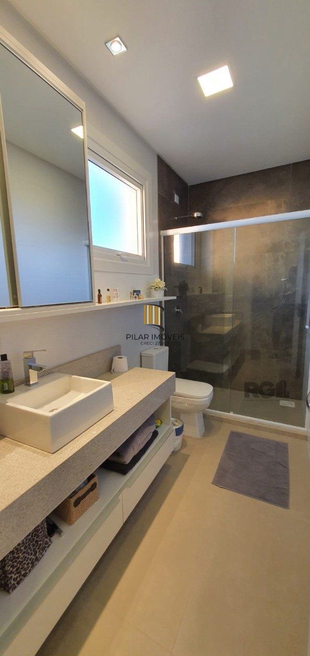 Casa em condomínio fechado de luxo a beira-mar, no centro de Capão da Canoa/RS.