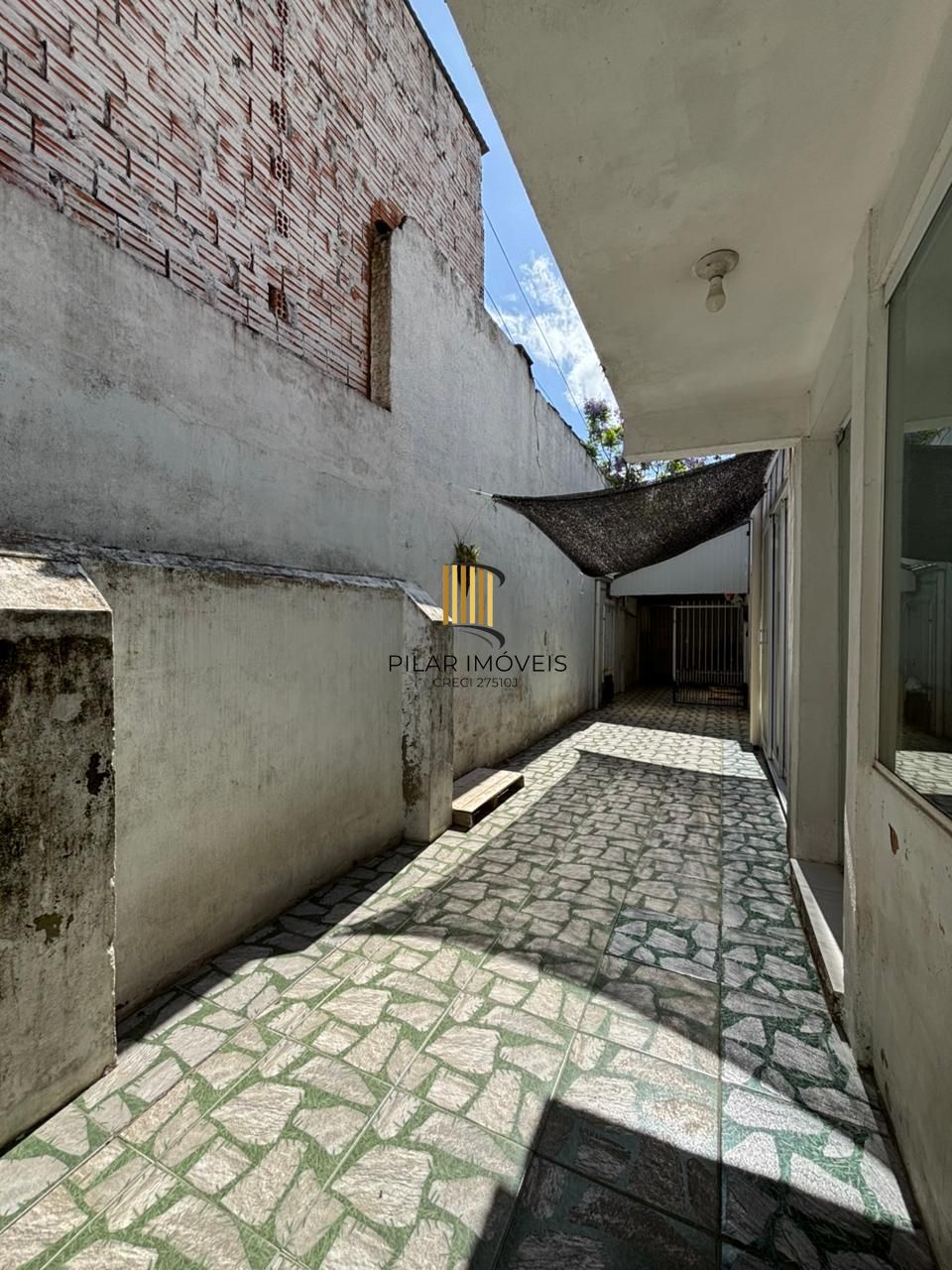 Casa com 177m², localizado no bairro Azenha em Porto Alegre/RS.