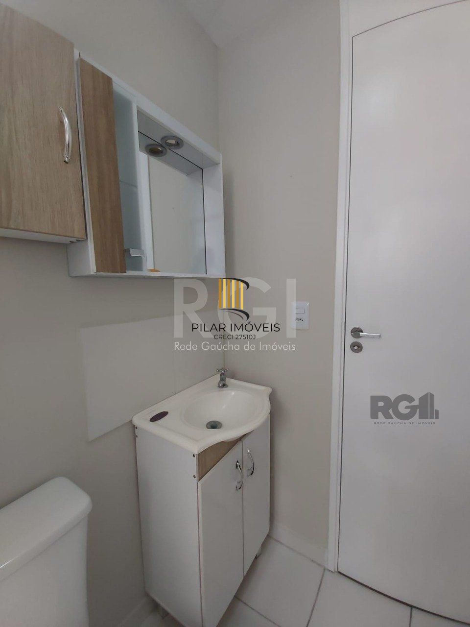 Apartamento com 01 dormitório, sala, cozinha, banheiro social, bem arejado,  ótima localização, próximo a UNIVERSIDADE DA FAPA.